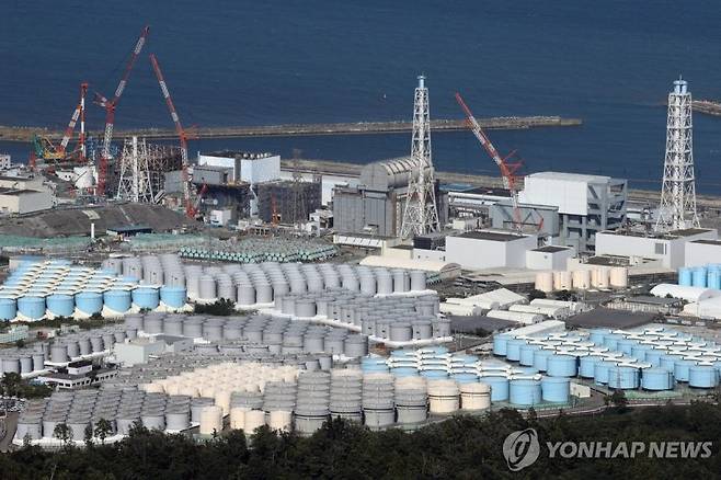 epa10900851 This aerial picture from a Jiji Press charter aircraft shows tanks containing radioactive water at the Fukushima Daiichi nuclear power plant in Okuma, Fukushima Prefecture, Japan, 24 August 2023 (issued 05 October 2023). On 05 October 2023, plant operator Tokyo Electric Power Company Holdings Inc. (TEPCO) started the second offshore discharge of treated radioactive water containing radioactive tritium diluted with a large amount of seawater from the Fukushima nuclear power plant into the Pacific Ocean. EPA/JIJI PRESS JAPAN OUT EDITORIAL USE ONLY /사진=연합뉴스