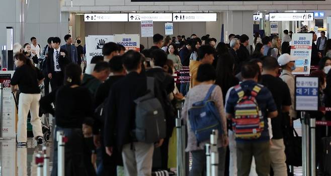 (서울=뉴스1) 김성진 기자 = 한글날 연휴를 앞둔 6일 서울 강서구 김포공항 국내선 청사가 여행객들로 북적이고 있다. 2023.10.6/뉴스1 /사진=뉴스1화상