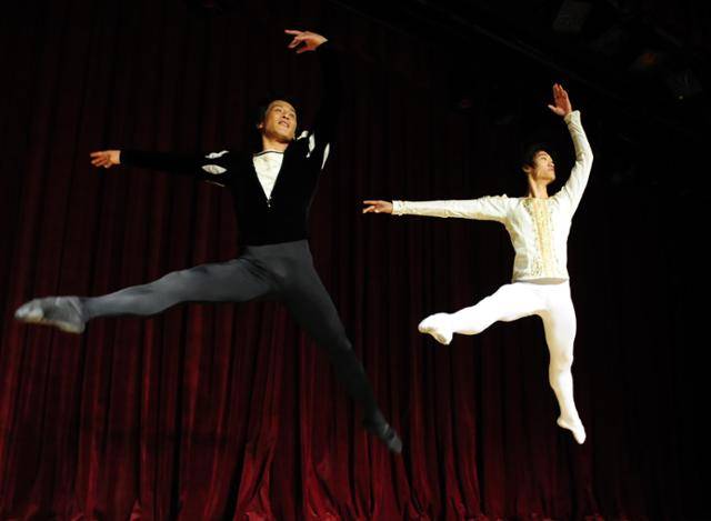 발레리노 이원국(왼쪽)씨가 2010년 제자 김기민씨와 함께 점프를 하고 있다. 김기민씨는 러시아 마린스키발레단(옛 키로프발레단)의 유일한 동양인 수석무용수다. 스승인 이원국씨 역시 1995년 동양인 최초 초대 수석무용수로 마린스키 극장에 섰다. 한국일보 자료사진