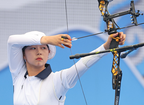 <yonhap photo-2130="">3일 중국 항저우 푸양 인후 스포츠센터에서 열린 2022 항저우 아시안게임 양궁 리커브 여자 개인 8강전에서 임시현이 활시위를 당기고 있다. 연합뉴스</yonhap>