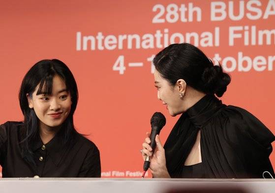 부산국제영화제(BIFF) 개막 두 번째 날인 5일 오후 부산 해운대구 KNN시어터에서 열린 영화 '녹야' 기자회견에서 배우 이주영(왼쪽)과 배우 판빙빙이 대화를 나누고 있다.연합뉴스