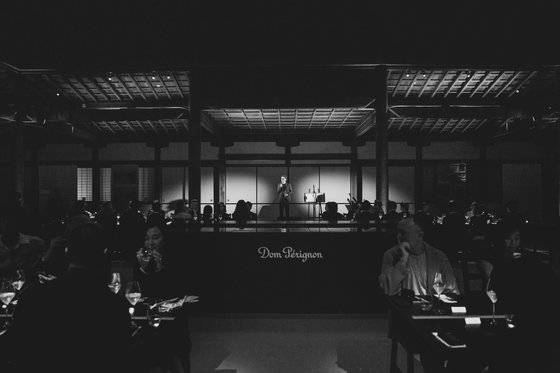 돔 패리뇽 로제 빈티지 2009 출시와 함께한 만찬에서 뱅상 샤프롱이 스피치를 하고 있다. 사진 돔 페리뇽