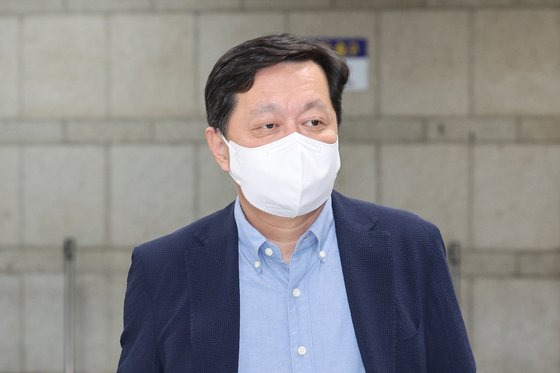 대장동 관련 뇌물수수 혐의를 받는 정진상 전 더불어민주당 당대표실 정무조정실장이 6일 오전 서울 서초구 서울중앙지방법원에서 열린 속행 공판에 출석하고 있다. 연합뉴스