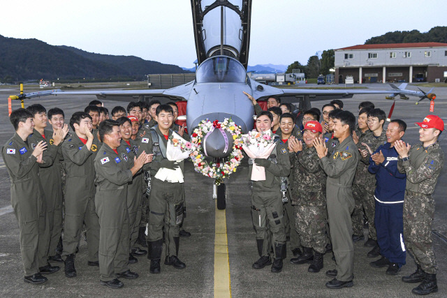 ▲ 공군 제8전투비행단 조종사와 정비사들이 지난 5일 FA-50 전투기 통산 10만 시간 무사고 비행 기록 수립을 자축하고 있다. [공군 제공]