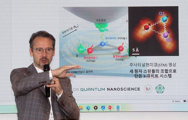 기초과학연구원(IBS) 안드레아스 하인리히 양자나노과학 연구단장이 5일 이화여대 연구협력관에서 기자간담회를 열고 국제공동연구를 통해 세 개의 전자스핀으로 여러 개의 큐비트 시스템을 구현하는 데 성공한 연구 결과를 발표하고 있다. 이번 연구는 고체 표면 위 단일 원자 전자스핀을 이용하는 방식으로 지금까지 나온 양자비트(큐비트) 중 가장 작아, 작은 공간에 집적회로를 구성하는 등 다양한 장점을 가져 양자컴퓨터의 새로운 가능성을 열었다는 평가다. 연구성과는 세계 최고 권위의 학술지인 '사이언스'에 6일 게재됐다. 사진=연합뉴스