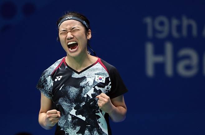 6일 중국 항저우 빈장체육관에서 열린 항저우 아시안게임 배드민턴 여자 단식 준결승에서 한국 안세영이 중국의 허빙자오를 상대로 승리한 뒤 기뻐하고 있다./사진=연합뉴스