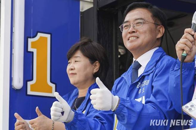 진교훈 더불어민주당 강서구청장 후보가 4일 오전 서울 강서구 마곡나루역 인근 거리에서 시민들에게 지지를 호소하고 있다. 사진=임형택 기자