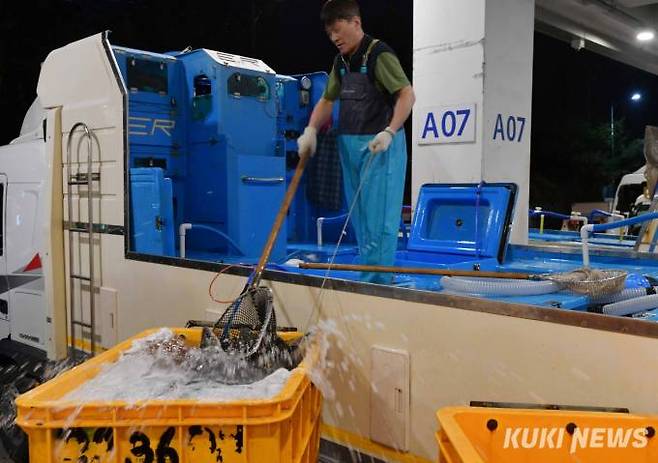남해 양식장에서 대형 활어차에 광어를 가득 싣고 노량진수산시장에 도착한 김지웅 씨는 활어를 경매장으로 옮기면서 “밤 늦은 시간에 고속도로로 쉼 없이 달려왔다”면서 “힘든 만큼 오늘 경매에서 높은 가격을 받아 집으로 돌아 갔으면 좋겠다”고 말했다.