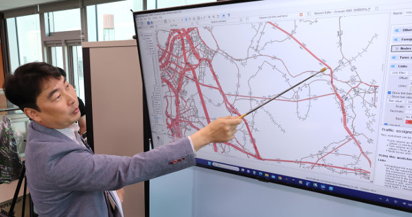 박상훈 경동엔지니어링 이사가 5일 오전 세종시 정부세종청사 국토교통부에서 열린 서울-양평 고속도로 대안노선(강상면 종점) 비용-편익(B/C) 분석 결과 브리핑에 앞서 교통량 예측분석 시연을 하고 있다. 연합뉴스