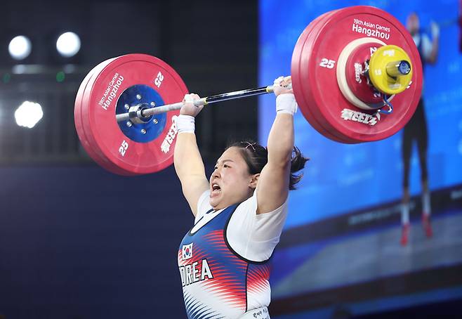 5일 중국 항저우 샤오산 스포츠센터에서 열린 항저우 아시안게임 역도 여자 76kg급 그룹 A 경기에서 김수현이 용상 3차 시기 138kg의 바벨을 들어올리는데 성공하고 있다. 연합뉴스