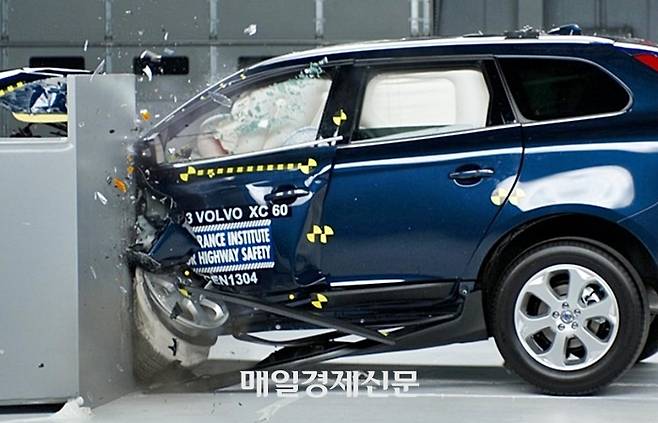 XC60 충돌테스트 [사진출처=IIHS 영상 캡처]