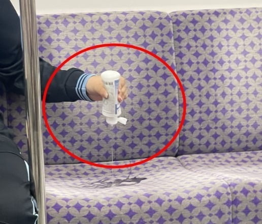 서울 지하철 5호선 내 좌석에 렌즈 세척액을 뿌리는 중학생의 모습./사진=온라인 커뮤니티
