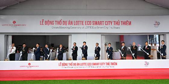 지난해 9월 신동빈 롯데 회장(왼쪽에서 7번째)이 판 반 마이 호찌민시 인민위원장(왼쪽에서 6번째) 등 관계자와 베트남 호찌민시에서 투티엠 에코스마트시티 착공식을 열었다. /사진=뉴스1(롯데그룹 제공)
