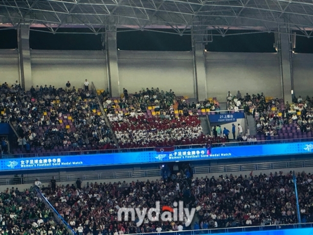 곳곳에 위치한 북한 응원단과 인공기/최병진 기자