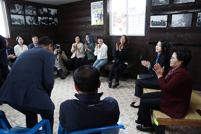 윤석열 대통령 부인 김건희 여사가 6일 제주시 구좌읍 종달어촌계 해녀휴게실에서 열린 제주 해녀어업인과의 대화에서 참석자들 소개에 박수치고 있다. [연합]