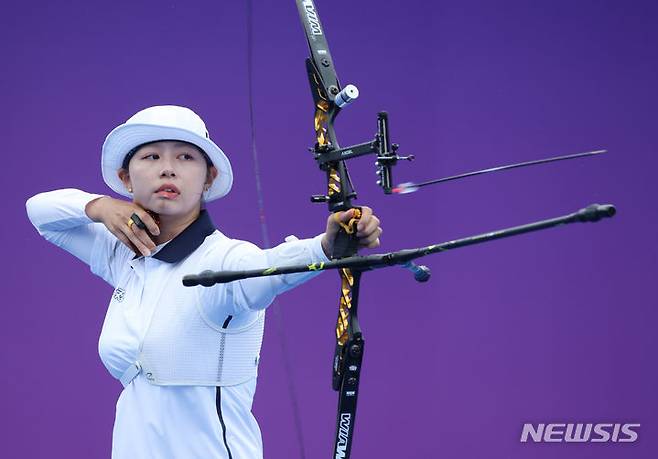 [샤오싱=뉴시스] 고승민 기자 = 6일 중국 항저우 푸양 인후 스포츠센터에서 열린 2022 항저우 아시안게임 여자 양궁 리커브 단체 준결승 한국 대 인도 경기, 한국 임시현이 활을 쏘고 있다. 2023.10.06. kkssmm99@newsis.com