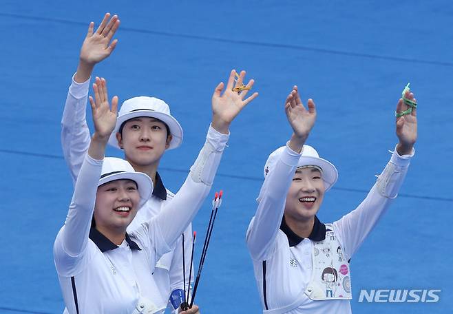 [항저우=뉴시스] 고승민 기자 = 6일 중국 항저우 푸양 인후 스포츠센터에서 열린 2022 항저우 아시안게임 여자 양궁 리커브 단체 결승 한국 대 중국 경기, 중국을 세트스코어 5-3으로 꺾고 금메달을 차지한 한국 안산, 최미선, 임시현이 인사를 하고 있다. 2023.10.06. kkssmm99@newsis.com