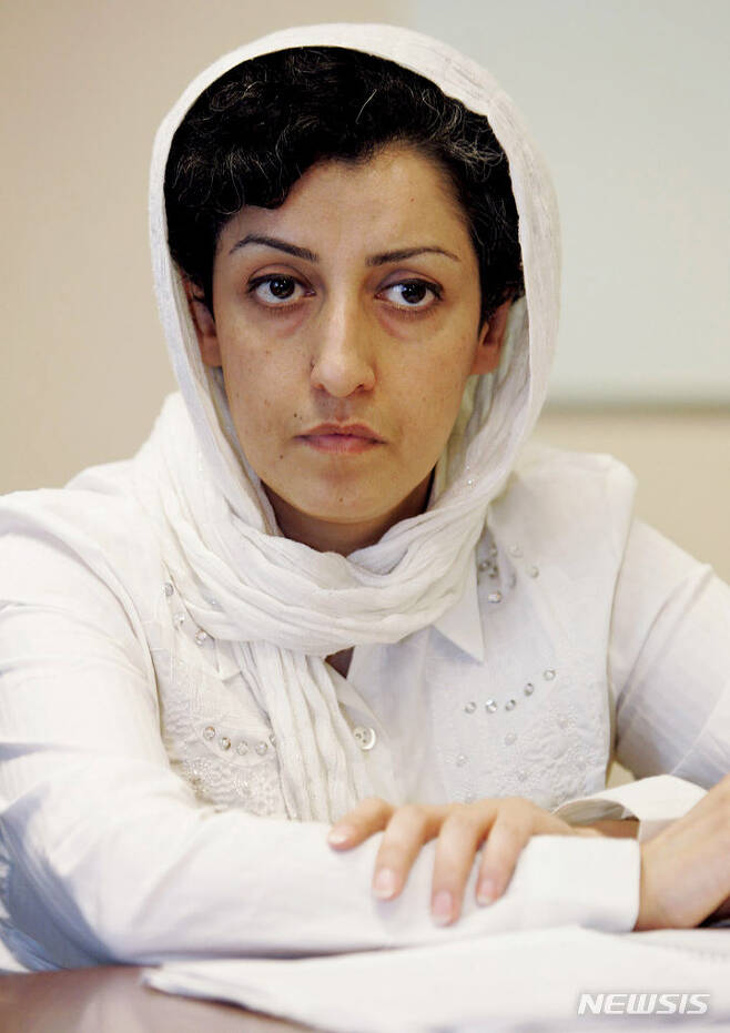 [제네바(스위스)=AP/뉴시스]2008년 6월9일 스위스 제네바 유엔본부에서 나르게스 모하마디 이란 인권수호센터 대표가 기자회견을 하고 있다. 2003년 노벨 평화상은 이란 여성들에 대한 탄압에 맞서 싸우다 수감된 이란 인권운동가 나르게스 모하마디에게 돌아갔다고 노르웨이 노벨 위원회가 6일 발표했다. 2023.10.6.