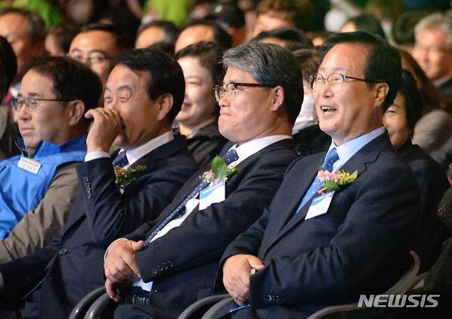 [완주=뉴시스] 김얼 기자 = 제11회 완주와일드&로컬푸드축제 개막식이 열린 6일 전북 완주군 고산자연휴양림 일원 특설무대에서 유희태 완주군수가 축하공연을 보며 환하게 웃고 있다. 2023.10.06. pmkeul@newsis.com