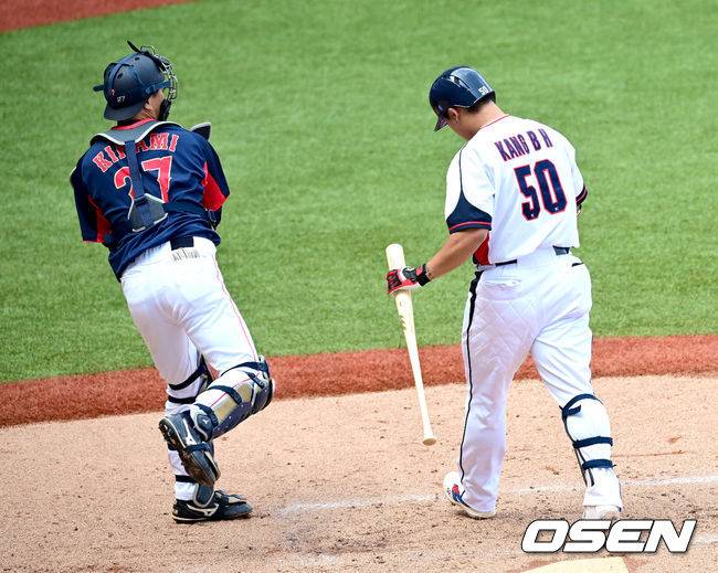 [OSEN=항저우(중국), 최규한 기자] 5일 오후 중국 항저우 사오싱 야구장에서 ‘2022 항저우 아시안게임’ 야구 슈퍼라운드 1차전 한국과 일본의 경기가 열렸다.2회말 1사 주자없는 상황 한국 강백호가 삼진으로 물러나고 있다. 2023.10.05 / dreamer@osen.co.kr