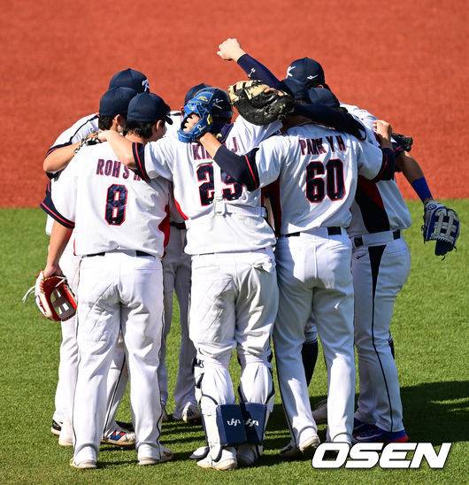 [OSEN=항저우(중국), 최규한 기자] 한국이 숙적 일본을 꺾고 슈퍼라운드 1차전을 승리로 장식했다.&nbsp;한국은 5일(이하 한국시간) 중국 저장성 사오싱 야구장에서 열린 2022 항저우 아시안게임 슈퍼라운드 일본전에서 2-0으로 이겼다. 선발 박세웅의 완벽투를 앞세워 승리를 거머쥐었다.&nbsp;경기를 마치고 승리한 한국 선수들이 기뻐하고 있다. 2023.10.05 / dreamer@osen.co.kr