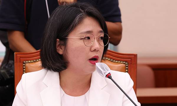 용혜인 기본소득당 의원이 지난 5일 서울 여의도 국회에서 열린 김행 여성가족부 장관 후보자 인사청문회에서 질의를 하고 있다. 뉴스1