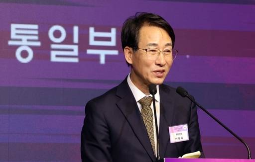 더불어민주당 이원욱 의원이 지난달 27일 서울 중구 플라자호텔에서 열린 제1회 이산가족의 날 기념식에서 축사하고 있다. 뉴스1