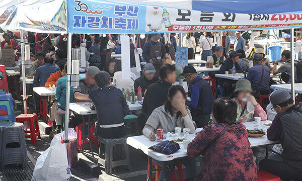 지난 5일 오후 부산 자갈치시장 일대에서 열린 ‘제30회 부산 자갈치 축제’가 관광객들로 붐비고 있다. 기사와 직접 관련은 없음. 부산=연합뉴스