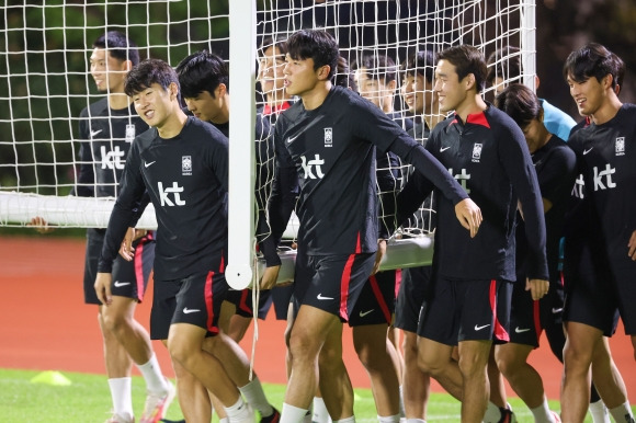 훈련하는 축구 대표팀 선수들 - 아시안게임 3회 연속 결승에 진출한 대한민국 축구대표팀이 6일 오후 중국 항저우 황룡 스포츠센터 보조경기장에서 훈련을 하고 있다. 2023.10.6 항저우 연합뉴스