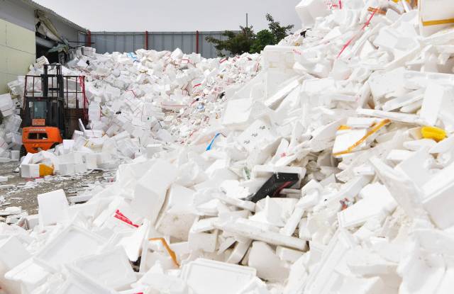 지난 4일 오전 경기도 수원시 영통구 수원시자원순환센터에 추석 연휴가 끝나고 나온 스티로폼이 가득 쌓여 있다. 연합뉴스