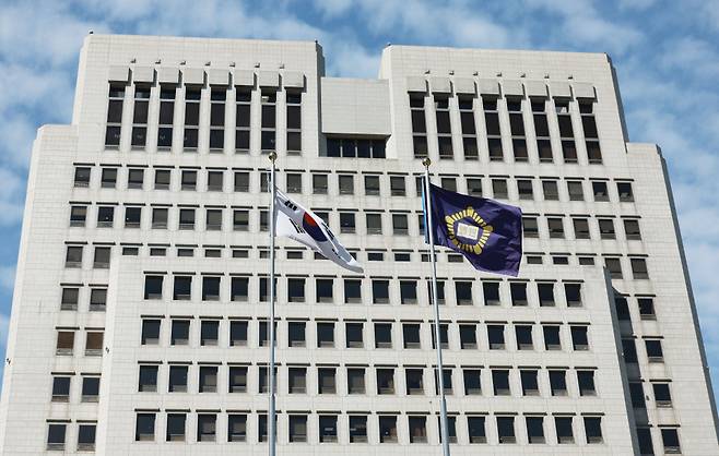 이균용 대법원장 후보자에 대한 임명동의안이 10월6일 국회 본회의에서 부결됐다. 이는 1988년 정기승 대법원장 후보자 낙마 이후 두번째 사례로, 35년 만의 대법원장 공백 사태를 맞게 됐다. 사진은 이날 서울 서초구 대법원의 모습 ⓒ 연합뉴스