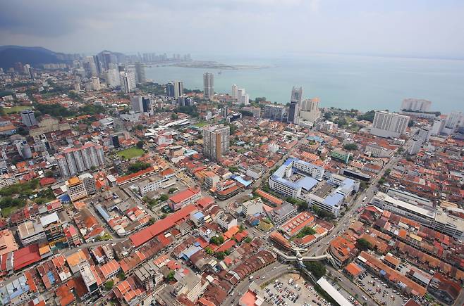 어제와 오늘의 시간이 나란히 흘러가는 페낭