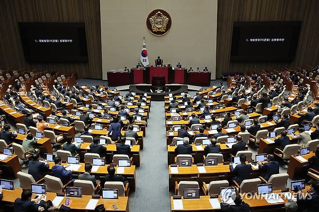 이균용 대법원장 후보자 임명동의안 상정 (서울=연합뉴스) 이정훈 기자 = 6일 국회에서 열린 본회의에서 이균용 대법원장 후보자에 대한 임명동의안이 상정되고 있다. 2023.10.6 uwg806@yna.co.kr