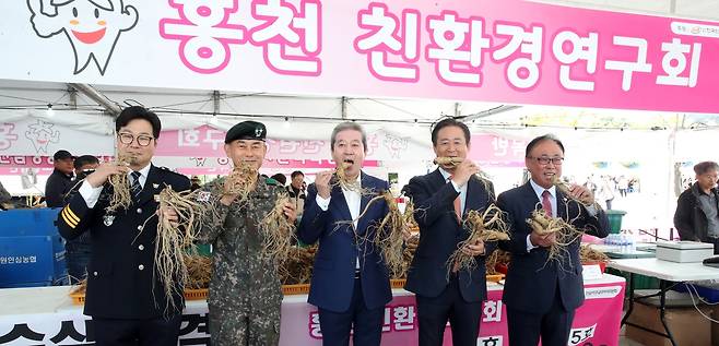 전명준 홍천문화재단 이사장(가운데) 등 참석 인사들이 인삼을 소개하고 있다.  [홍천군 제공.재판매 및 DB 금지]