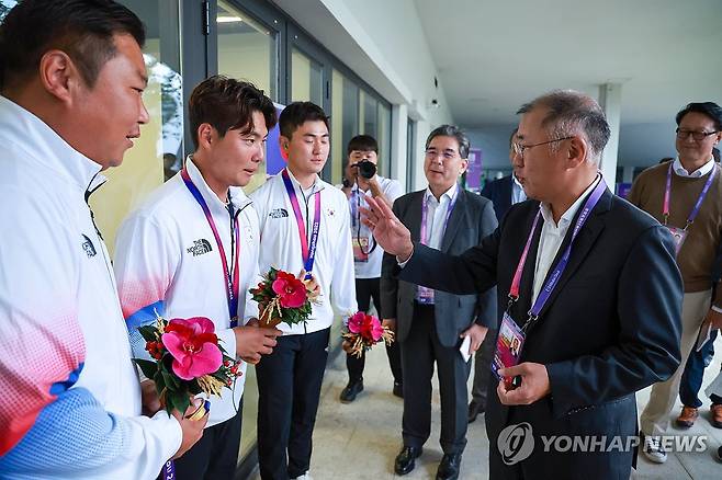 금메달 획득 남자 단체 선수들 격려하는 정의선 회장 (항저우=연합뉴스) 홍해인 기자 = 정의선 현대차 회장이 6일 중국 항저우 푸양 인후 스포츠센터에서 열린 2022 항저우 아시안게임 양궁 리커브 남자 단체전 결승, 인도와의 경기에서 금메달을 획득한 김제덕, 이우석,오진혁을 시상식 뒤 격려하고 있다. 2023.10.6 hihong@yna.co.kr