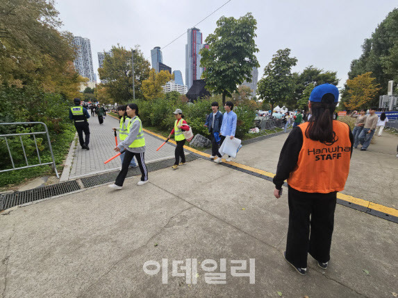 안내요원들이 7일 서울 영등포구 여의도 한강공원에서 불꽃놀이를 보러온 인파를 통제하고 있다.(사진=이영민 기자)