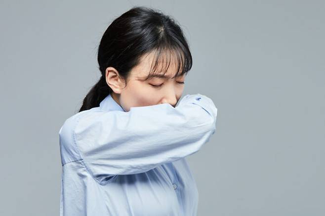 최근 독감이 크게 퍼지고 있다. 기침 예절 등 감염병 예방 수칙을 잘 지키는 게 중요하다. [사진=게티이미지뱅크]