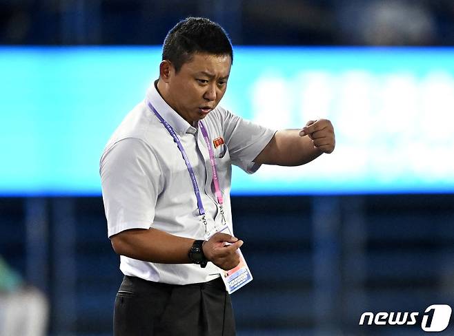 리유일 북한 여자 축구대표팀 감독.  ⓒ 로이터=뉴스1