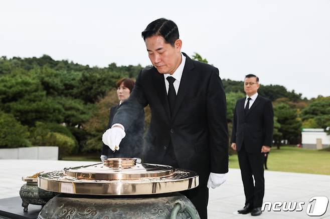 신원식 신임 국방부 장관이 7일 서울 동작구 국립서울현충원 현충탑에서 분향을 하고 있다. (국방부 제공) 2023.10.7/뉴스1