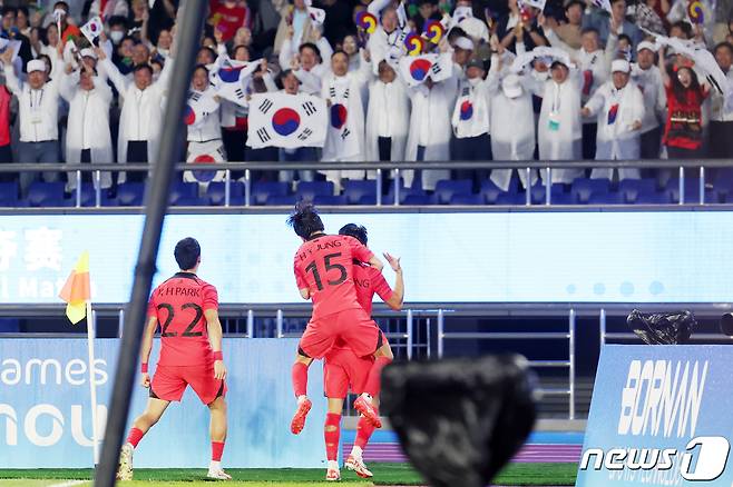 7일 오후 중국 항저우 황룽 스포츠센터 스타디움에서 열린 2022 항저우 아시안게임 남자 축구 대한민국과 일본의 결승전에서 대한민국 정우영이 동점골을 터뜨린 뒤 기뻐하고 있다. 2023.10.7/뉴스1 ⓒ News1 민경석 기자