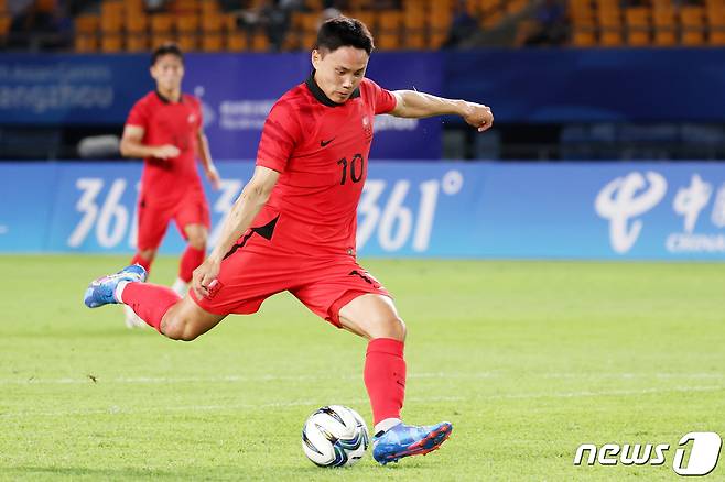 19일 오후 중국 저장성 진화시 스포츠 센터 스타디움에서 열린 2022 항저우 아시안게임 남자 축구 E조 조별리그 1차전 대한민국과 쿠웨이트의 경기에서 조영욱이 슛을 성공시키고 있다. 2023.9.19/뉴스1 ⓒ News1 민경석 기자