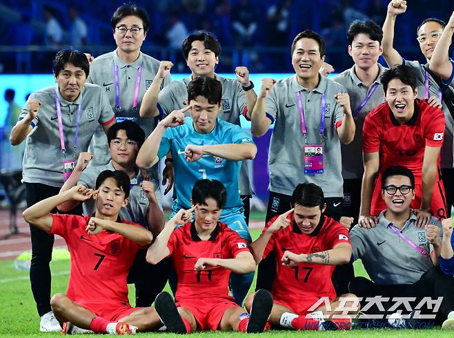 4일 중국 항저우 황룽스포츠센터스타디움에서 대한민국 축구대표팀과 우즈베키스탄의 준결승전 경기가 열렸다. 우즈벡에 승리하고 결승전에 진출한 대표팀 선수들이 기념포즈를 취하고 있다. 항저우(중국)=송정헌 기자songs@sportschosun.com/2023.10.04/