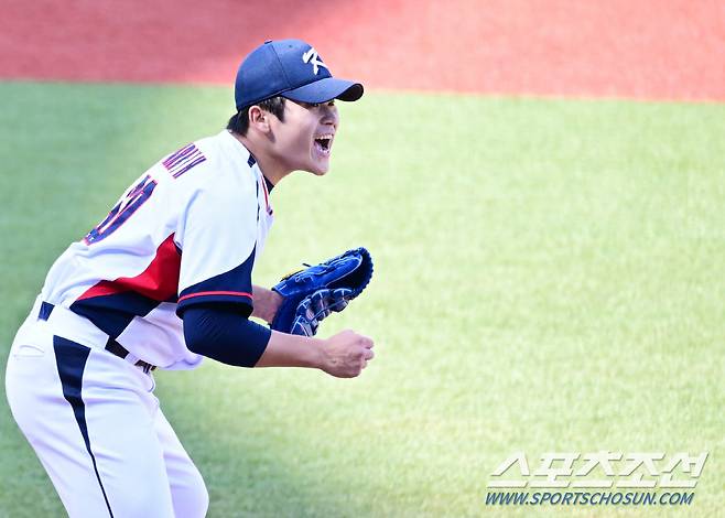 5일 중국 항저우 샤오싱 야구장에서 열린 항저우아시안게임 야구대표팀 슈퍼라운드 일본과 경기. 대한민국 야구대표팀이 일본에 2대 0으로 승리했다. 승리가 확정되자 환호하는 박영현. 항저우(중국)=송정헌 기자songs@sportschosun.com/2023.10.05/