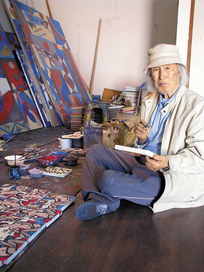 2008년 통영 작업실에서 그림을 그리는 백발의 전혁림. 그는 하루도 거르지 않고 매일 다섯 시간씩 그렸다. /조선일보DB