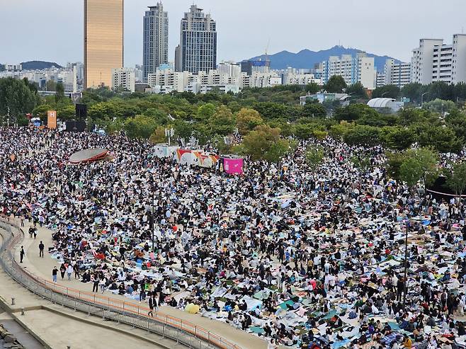 2023년 10월 7일 서울 여의도 한강시민공원 일원에서 열리는 '2023 서울세계불꽃축제'를 보기 위해 시민들이 이른 시간부터 자리를 잡고 기다리고 있다. 한 시민은 "앞줄에 앉기 위해 오전 8시에 왔다"고 했다. /남강호 기자