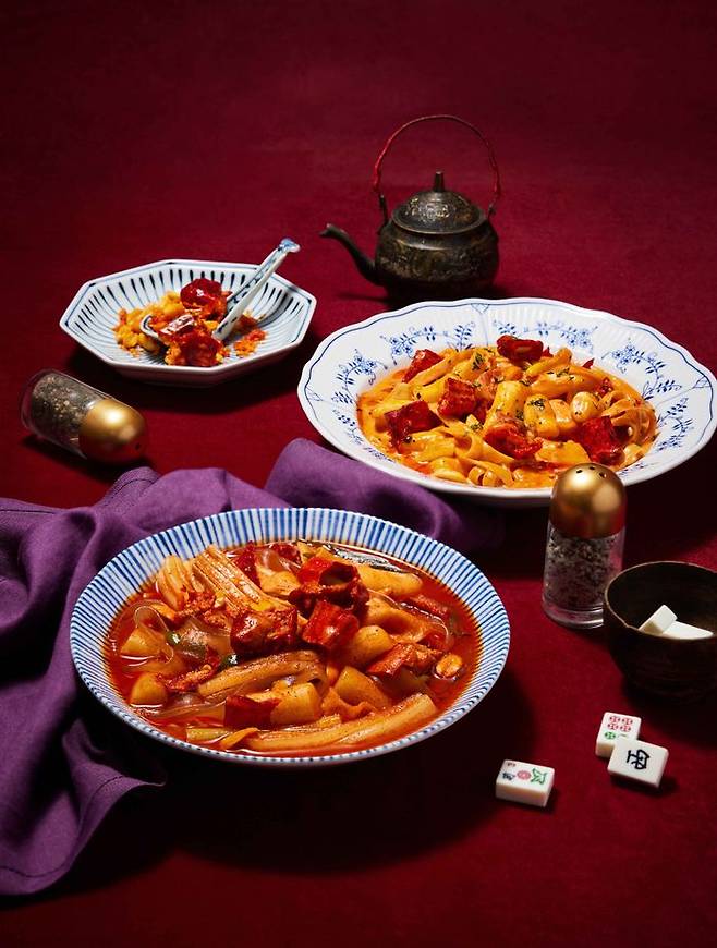 (왼쪽 하단)'마라떡볶이'와 '마라 까르보나라 파스타 떡볶이' 이미지ⓒ스쿨푸드