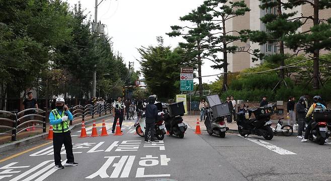 7일 오후 서울 용산구 이촌한강공원 인근 도로에서 경찰이 출입을 통제하고 있다. 강창광 선임기자