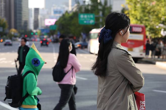 쌀쌀한 가을 날씨를 보인 지난 5일 오전 서울 종로구 광화문네거리에서 외투와 긴팔 옷을 입은 시민들이 발걸음을 재촉하고 있다. 연합뉴스