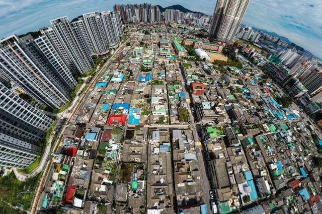 한반도 병참기지화를 위한 일제 군수공장 노동자 숙소로 기획돼, 국내 1세대 공공임대 주택으로, 다시 민간 도시민 주택으로 80년 소임을 다한 인천 부평구 산곡동 영단주택 단지가 역사 속으로 사라진다. 서울권 영단주택 중 유일한 한옥 단지이자, 마지막까지 주거 용도로 사용된 곳이라 가장 준공 당시 원형이 잘 보존돼 있다. 이한호 기자