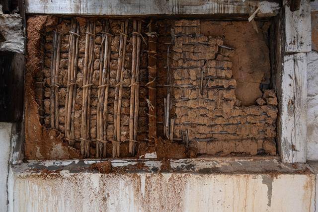 지난달 20일 영단주택 단지의 합숙소 건물 외벽 마감재가 마모돼 전통 한옥 방식의 심벽이 노출돼 있다. 이한호 기자